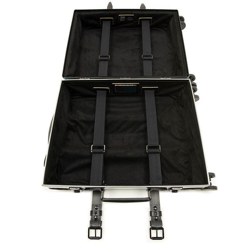 50個限定「アストン・マーティン」のグローブ・トロッター。F1マシンのカウルの一部がライニングに！ - 6枚目の画像