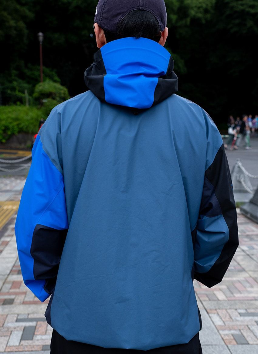 GORE-TEXのニューバランスにアークのアウター……“フェス迷子”にならない派手色スタイル - 5枚目の画像