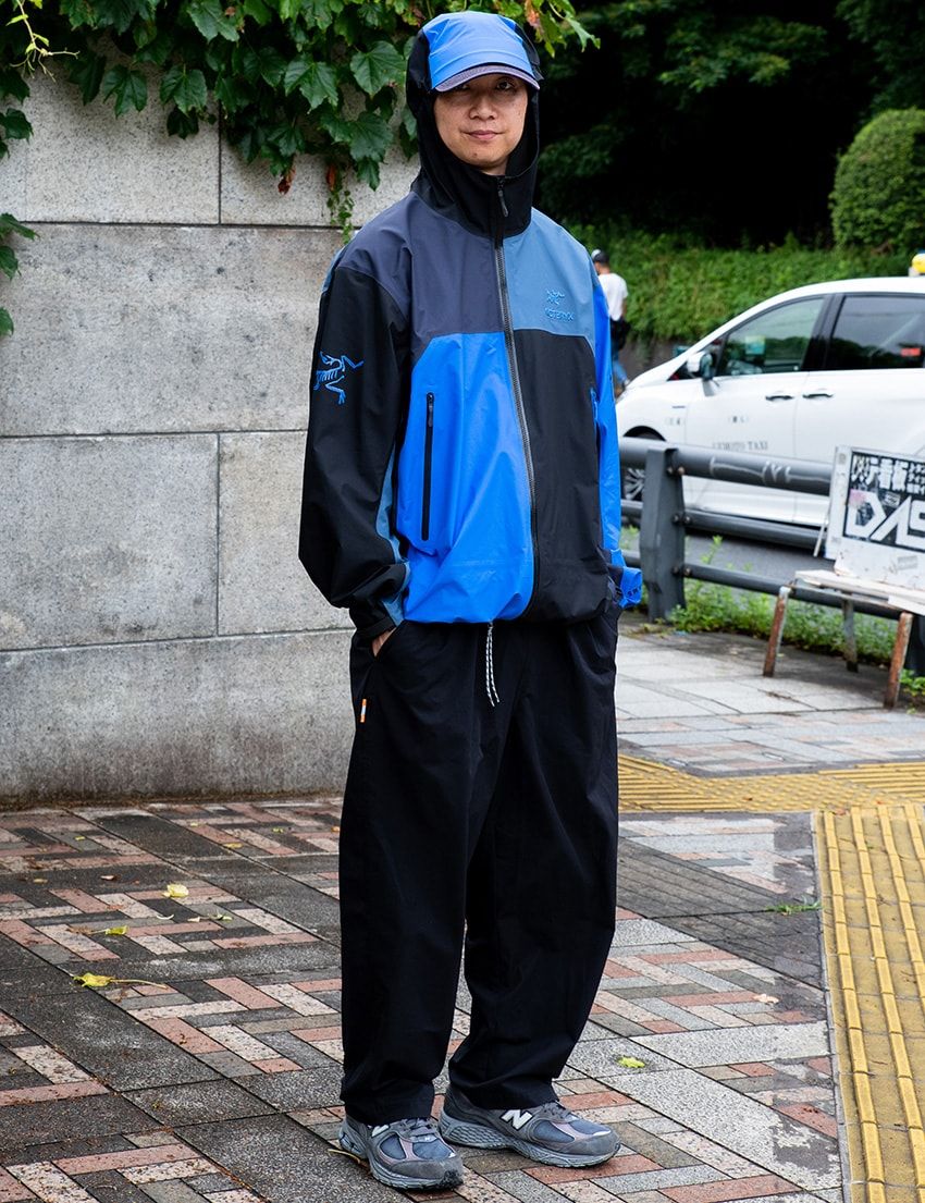 GORE-TEXのニューバランスにアークのアウター……“フェス迷子”にならない派手色スタイル - 1枚目の画像