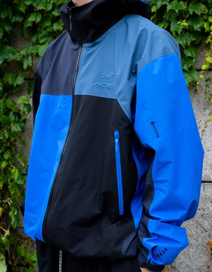 GORE-TEXのニューバランスにアークのアウター……“フェス迷子”にならない派手色スタイル - 2枚目の画像