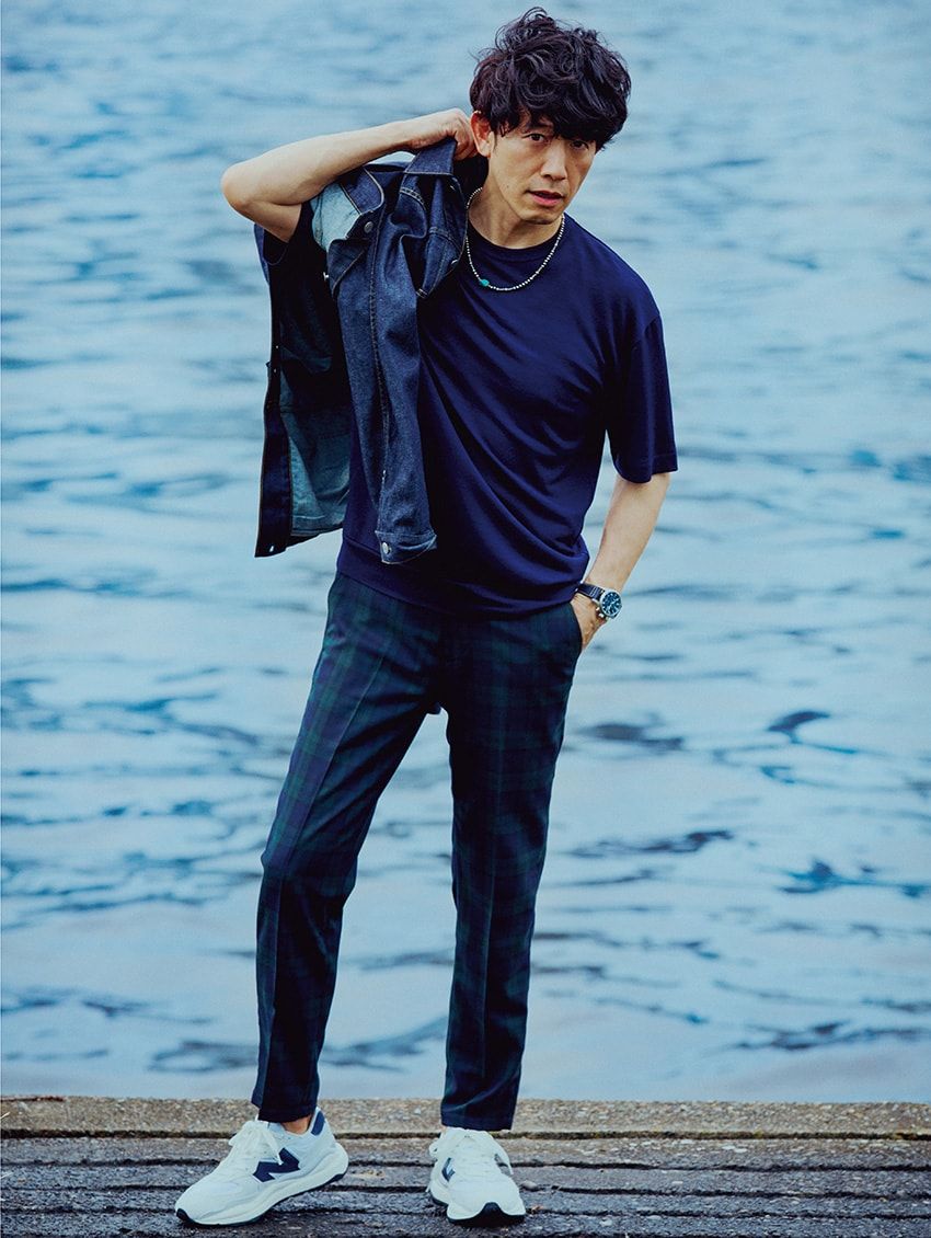 清潔感を演出できる青Tシャツ。素材、色のトーン、柄で雰囲気が変わるオススメ9選 - 2枚目の画像