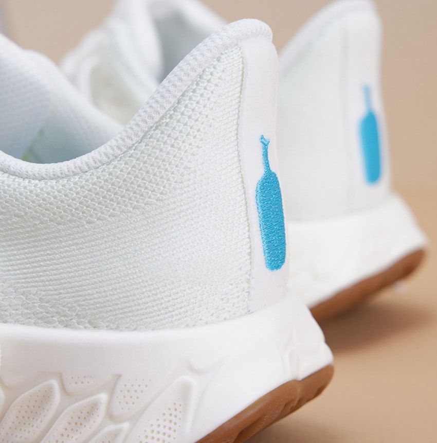 「ニューバランス×ブルーボトル」異業種コラボ。青がアクセントのサステナブルな一足 - 1枚目の画像