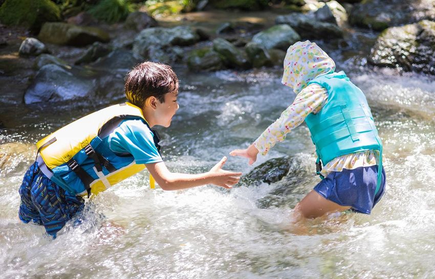 ひざ程度の浅さで流されることも。改めて確認したい水難事故を防ぐ川遊びのポイント - 2枚目の画像