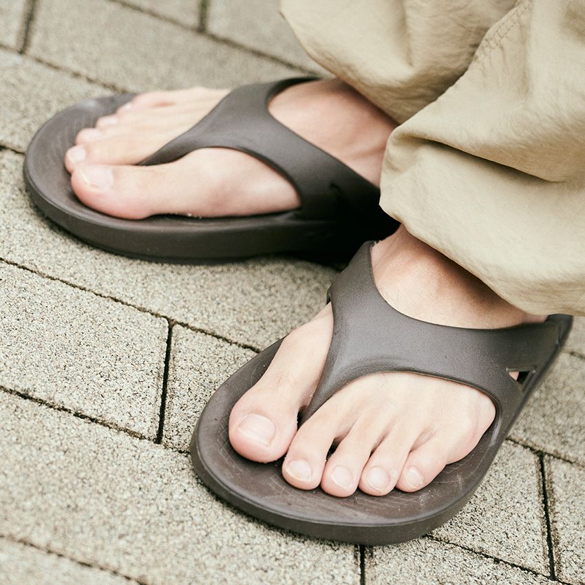 ショップへの問い合わせNo.1サンダル「ウーフォス」を街履きする7人のコーデを大公開 - 13枚目の画像