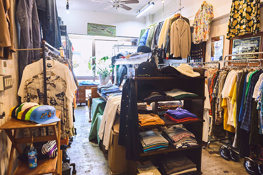 ラルフのアロハに白パンツ……デザイナー鈴木真悟が古着の名店で見つけた