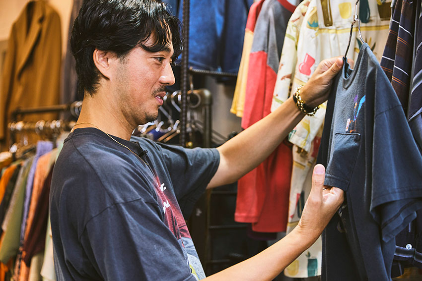 ラルフのアロハに白パンツ……デザイナー鈴木真悟が古着の名店で見つけた