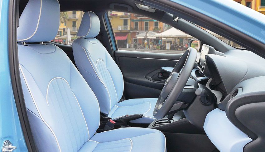 カローラが英国サルーンに！ 市販車がベースとは思えない自動車メーカー「ミツオカ」の現行4車種 - 25枚目の画像