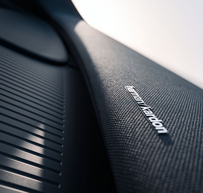 ボルボ史上最小SUVの電気自動車「EX30」。都心でありがたい“立駐”に入るサイズ感と安全性 - 18枚目の画像