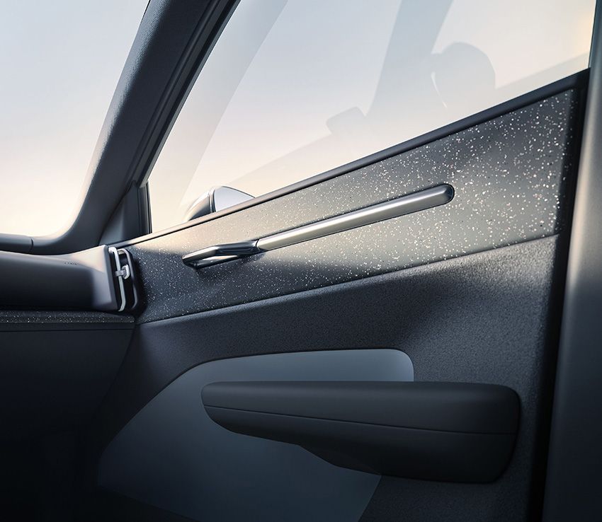 ボルボ史上最小SUVの電気自動車「EX30」。都心でありがたい“立駐”に入るサイズ感と安全性 - 32枚目の画像