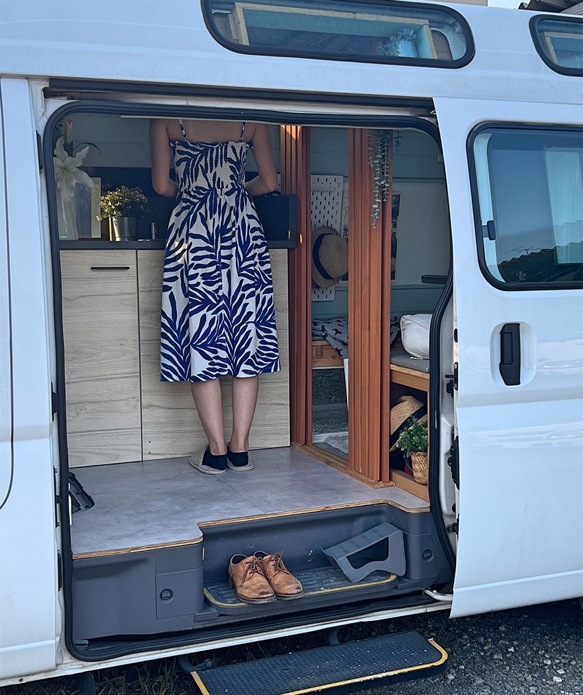 バンライフを実践する起業家看板娘が、「動く城」で“いつかは……”を実現していた - 2枚目の画像