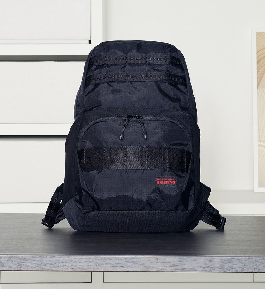 Wネームのロゴ以外、黒！「ホワイトマウンテニアリング×ブリーフィング」最新はバックパックとショルダー - 2枚目の画像