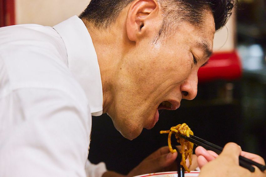 平山祐介、50代での蒙古タンメン中本デビュー！“激辛”「北極」を完食できるか体当たり検証 - 3枚目の画像