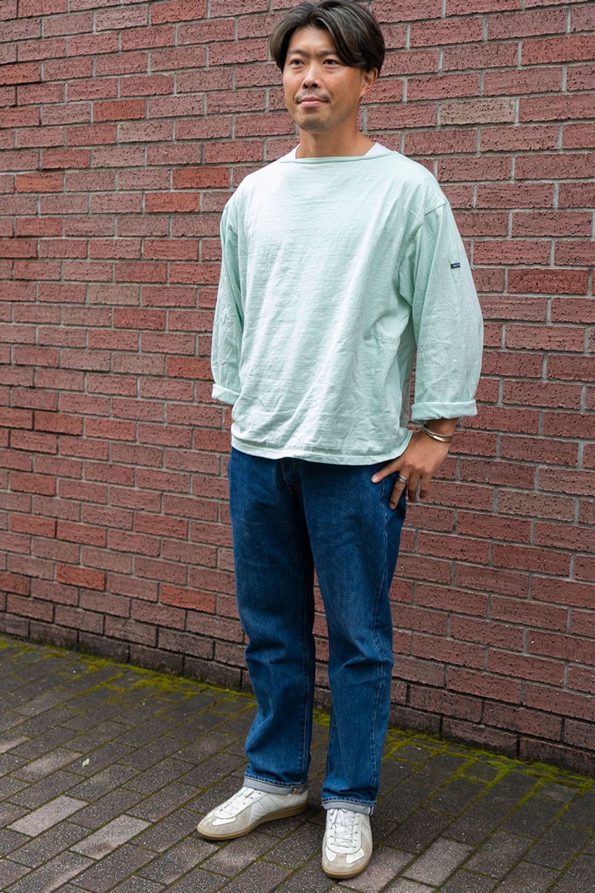 【20代、30代、40代のロンTコーデ】初秋に役立つ、8人の着こなし術 - 2枚目の画像