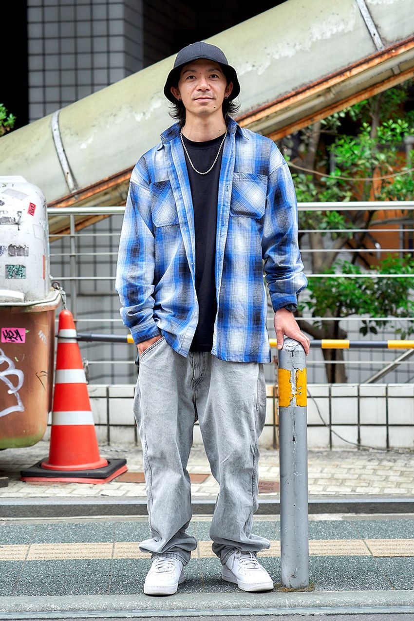初秋のシャツは“サラッと羽織る”が正解！ 白、青、チェックetc.コーデ上手7名スナップ - 6枚目の画像