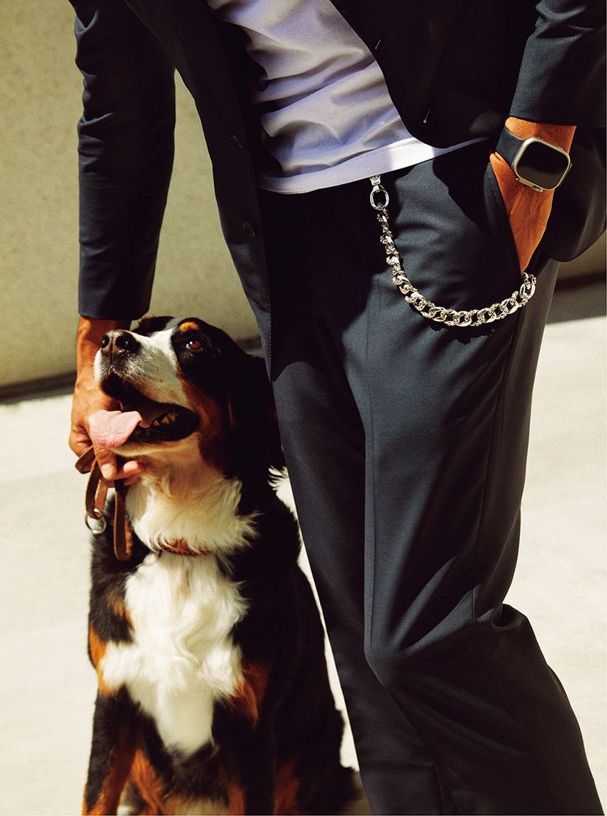 スーツを着流す“はじめの一歩”は「革靴をヤメる」「Vゾーンはアメカジ 」「小物に頼る」 - 1枚目の画像