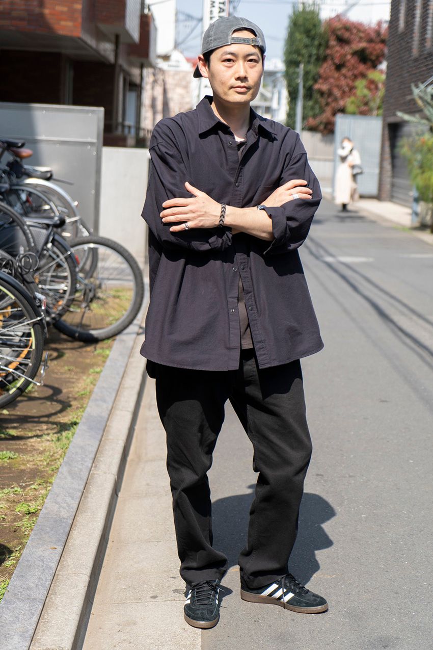 【20〜40代のブラックコーデ】黒くても重く見えない着こなしのコツを8人のスナップで - 2枚目の画像