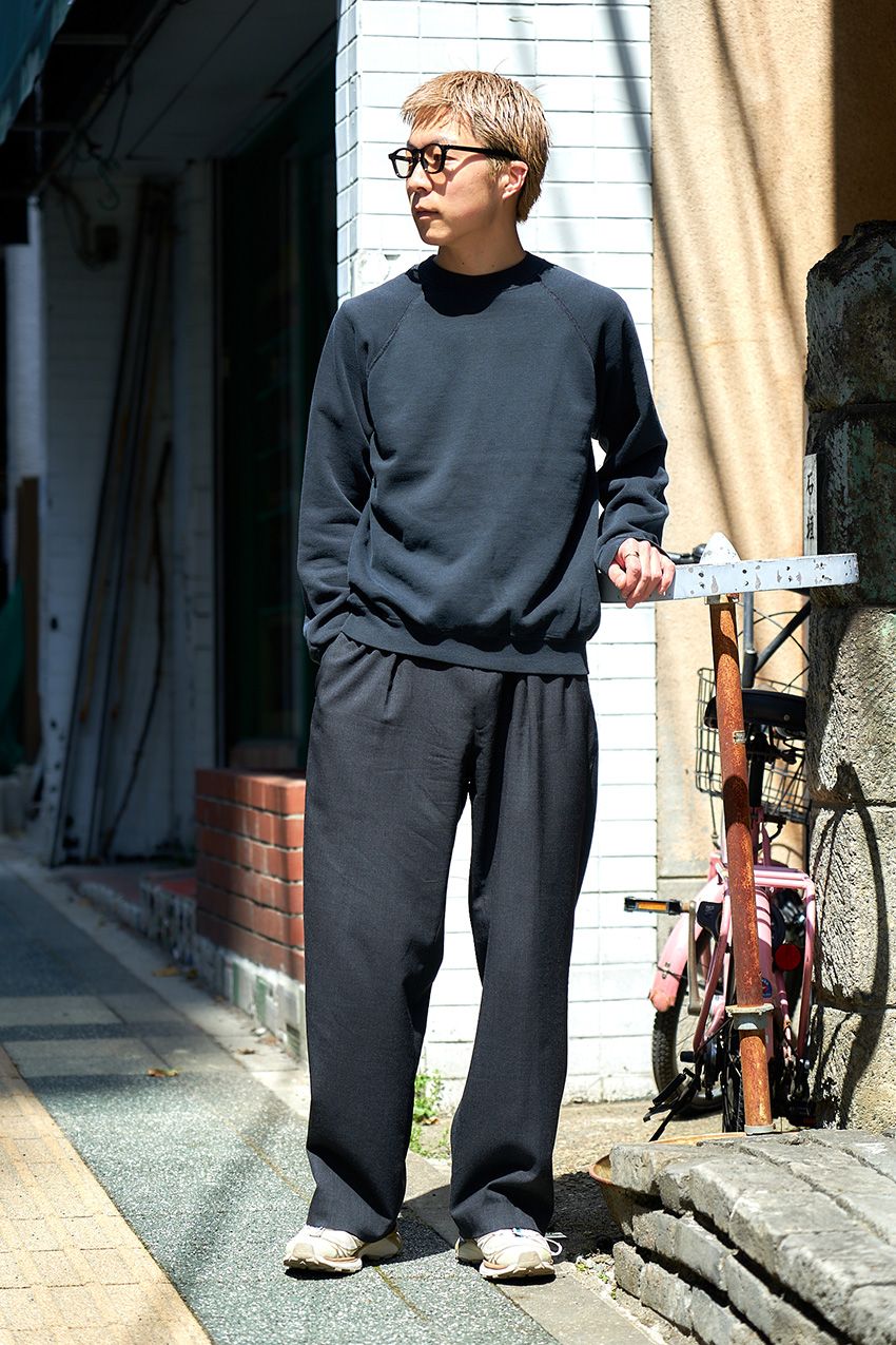 【20〜40代のブラックコーデ】黒くても重く見えない着こなしのコツを8人のスナップで - 3枚目の画像