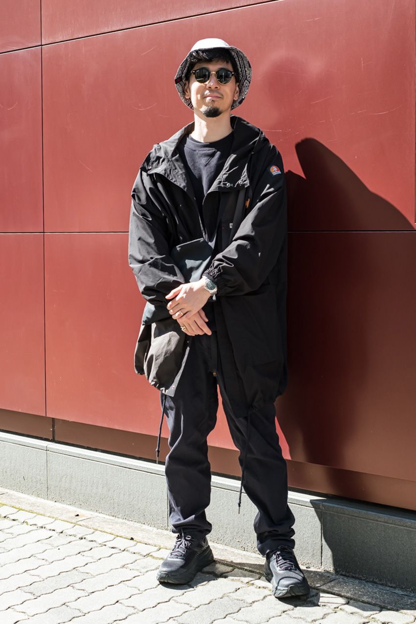 【20〜40代のブラックコーデ】黒くても重く見えない着こなしのコツを8人のスナップで - 4枚目の画像