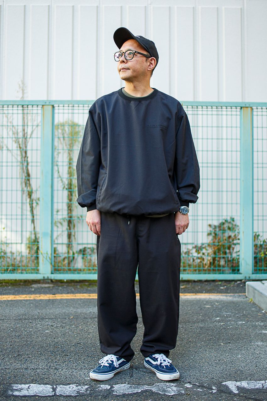 【20〜40代のブラックコーデ】黒くても重く見えない着こなしのコツを8人のスナップで - 6枚目の画像