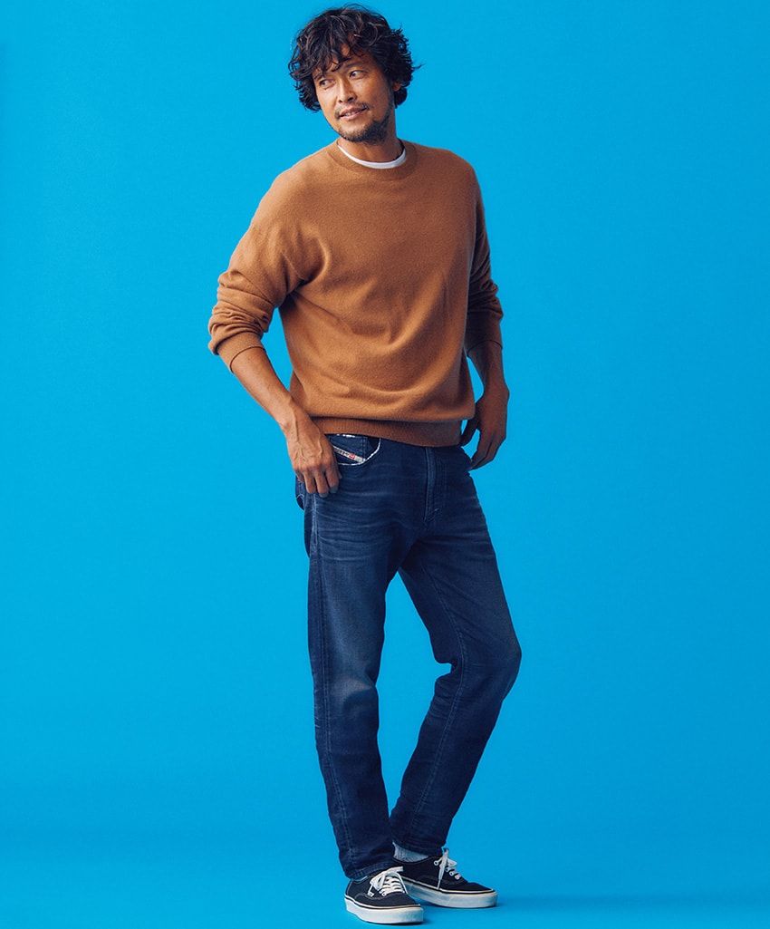 普通のデニムを普通に見せない2つのメソッド。トップス選びのコツとサイズで変わる印象 - 2枚目の画像