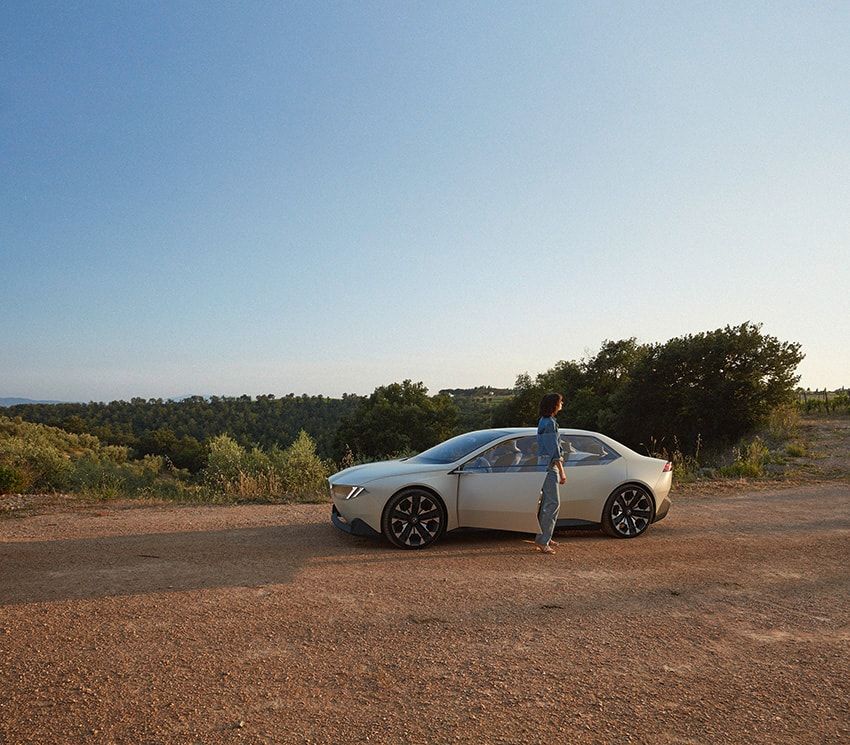 BMW史上最大の挑戦！フロントガラスがディスプレイになる未来の新型EVが登場 - 12枚目の画像