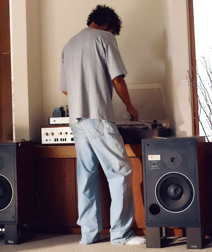 ヴィトン、ロエベ、ボッテガ。センスと気分を上げる“匿名”デニムスタイル3例 - 4枚目の画像