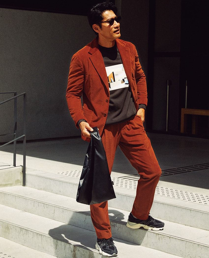 実践スタイルで解説！マンネリ回避のカラースーツは“濃色締め”が正解だ - 2枚目の画像