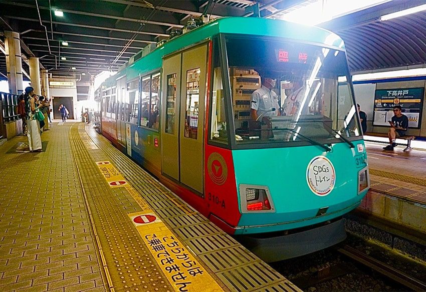 下高井戸の駅に入ってきた貸切の世田谷線車両。行き先サインには「臨時」の文字が