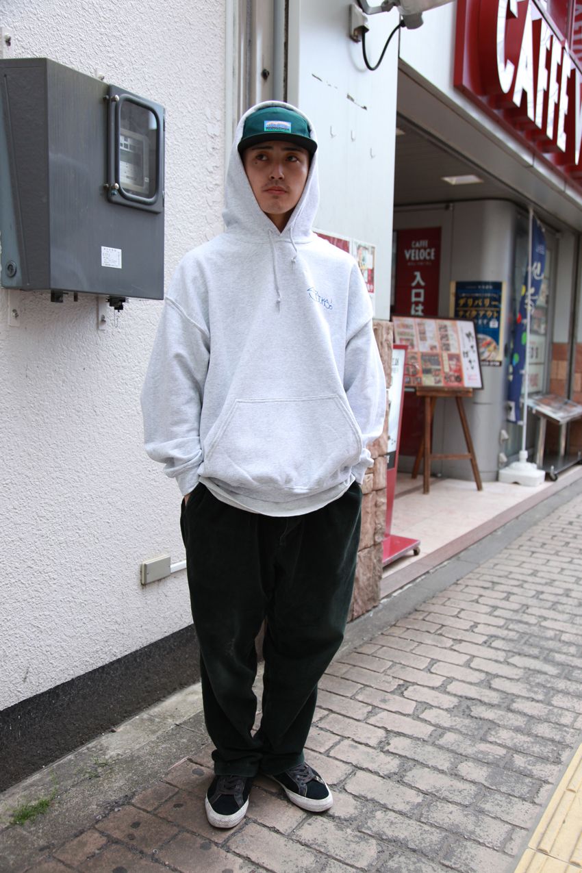 20代、30代、40代のスウェットパーカ。大人っぽく見えるコーデ術と人気ブランドをスナップで - 4枚目の画像