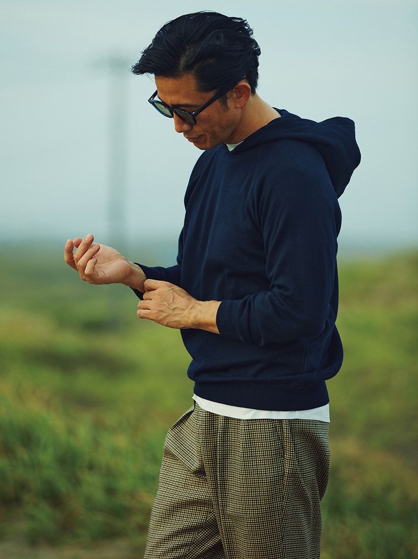 素材で変える“ネイビーパーカ”サイジング術。スウェットはゆったり、ニットは程良く - 1枚目の画像