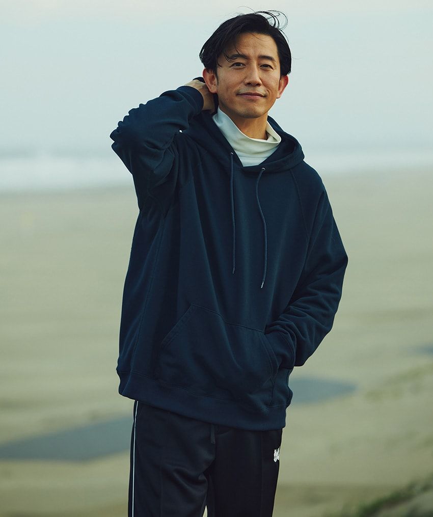 素材で変える“ネイビーパーカ”サイジング術。スウェットはゆったり、ニットは程良く - 3枚目の画像