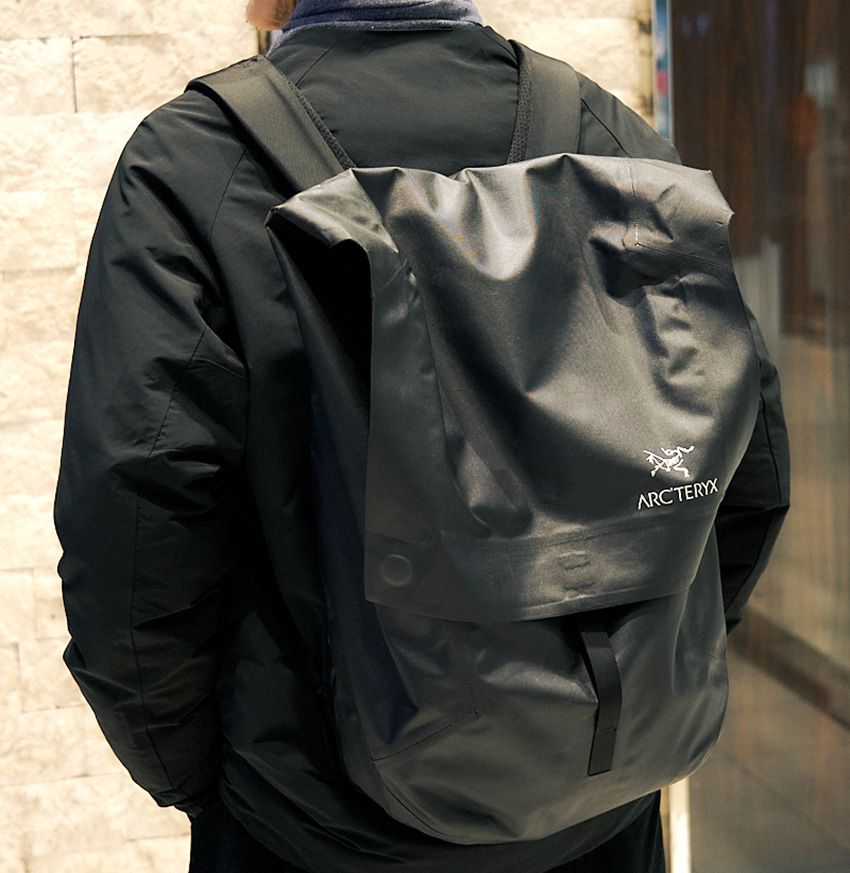 街角スナップで学ぶ「アークテリクス」活用法。人気アウターやバッグのコーデ術を紹介 - 10枚目の画像