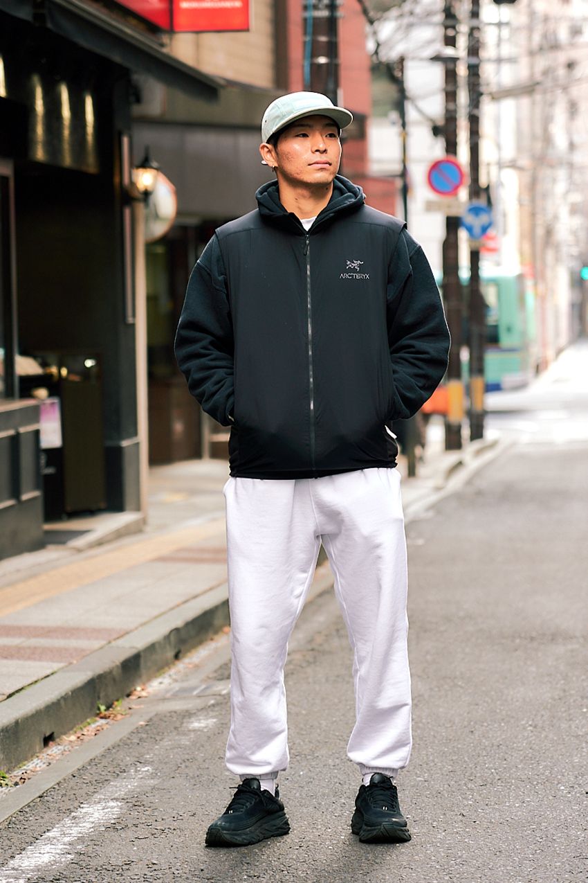 街角スナップで学ぶ「アークテリクス」活用法。人気アウターやバッグのコーデ術を紹介 - 1枚目の画像