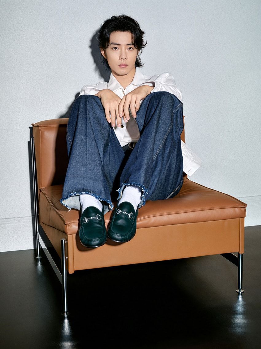 Tシャツ、デニムに「グッチ」のホースビット ローファー。最高のコンビをポール・メスカルが証明 - 3枚目の画像