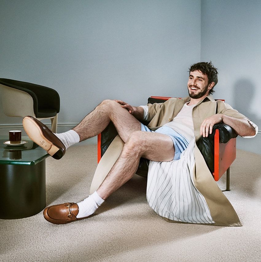 Tシャツ、デニムに「グッチ」のホースビット ローファー。最高のコンビをポール・メスカルが証明 - 9枚目の画像