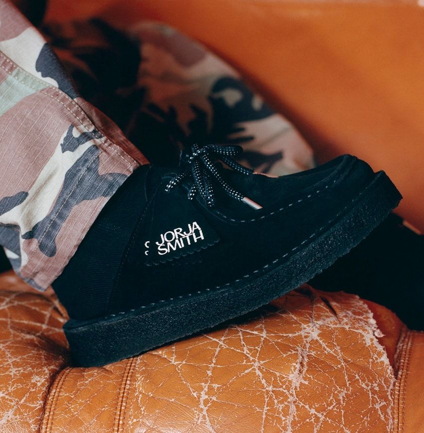 クラークス オリジナルズ「ワラビー」のサンダル⁉︎ コラボ相手の正体とシューズの魅力 - 1枚目の画像