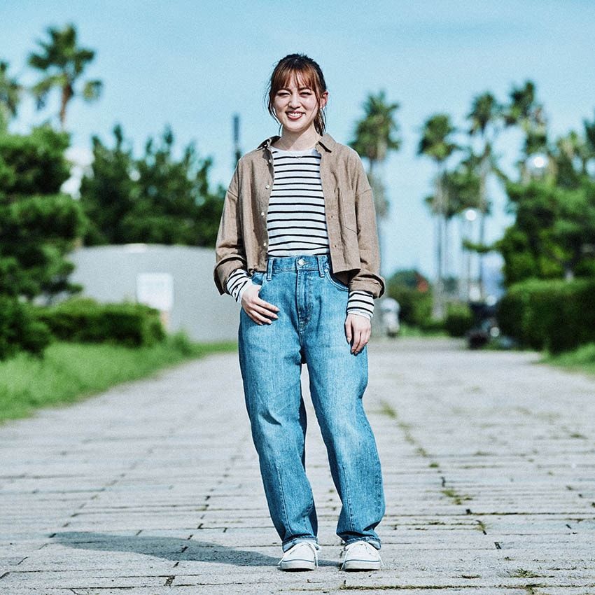 横田梨花さん。身長152cm、デニムはSサイズを着用。デニム3万5000円／ヤヌーク（カイタックインターナショナル