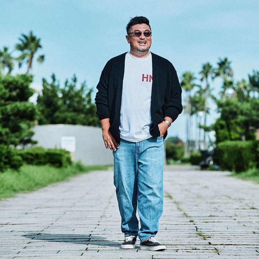 URBAN ISLAND SOCIETY・ファウンダー/CEOの小林俊之さん。178cm、デニムはLサイズを着用。デニム3万5000円／ヤヌーク（カイタックインターナショナル　03-5722-3684）