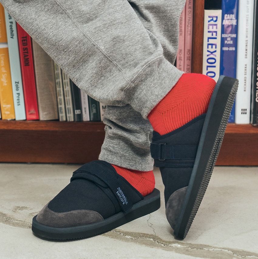 「ナナミカ×スイコック」限定サンダルは、ネイビーとオフホワイトの2色展開！ - 1枚目の画像