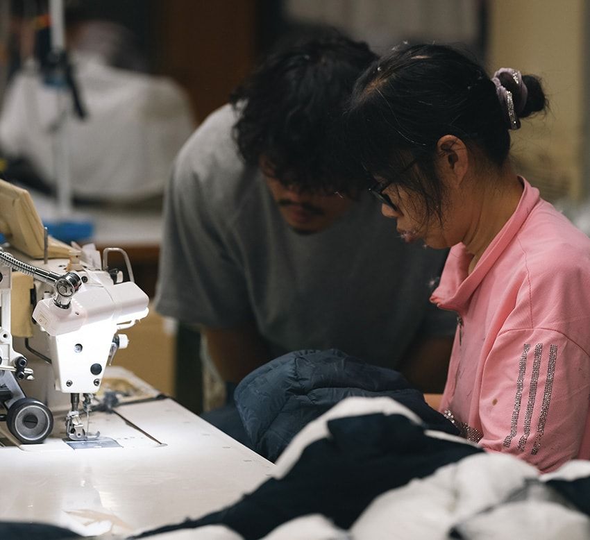 ゴアテックス仕様のナンガ“オーロラダウン”。フォックスファイヤーとの共作でフィッシングにも - 16枚目の画像