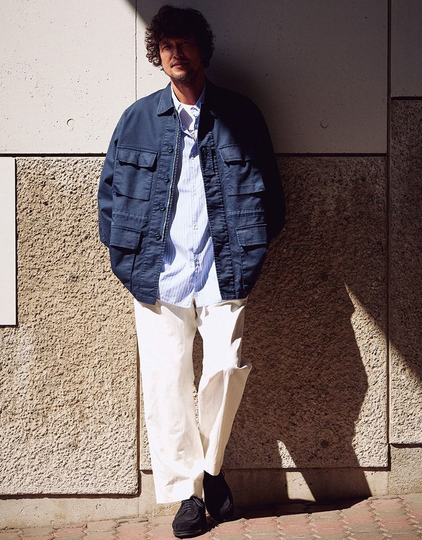 今季のトレンドカラー「白」の攻略はネイビーで。キザな印象を払拭するミリタリー由来の4着 - 2枚目の画像