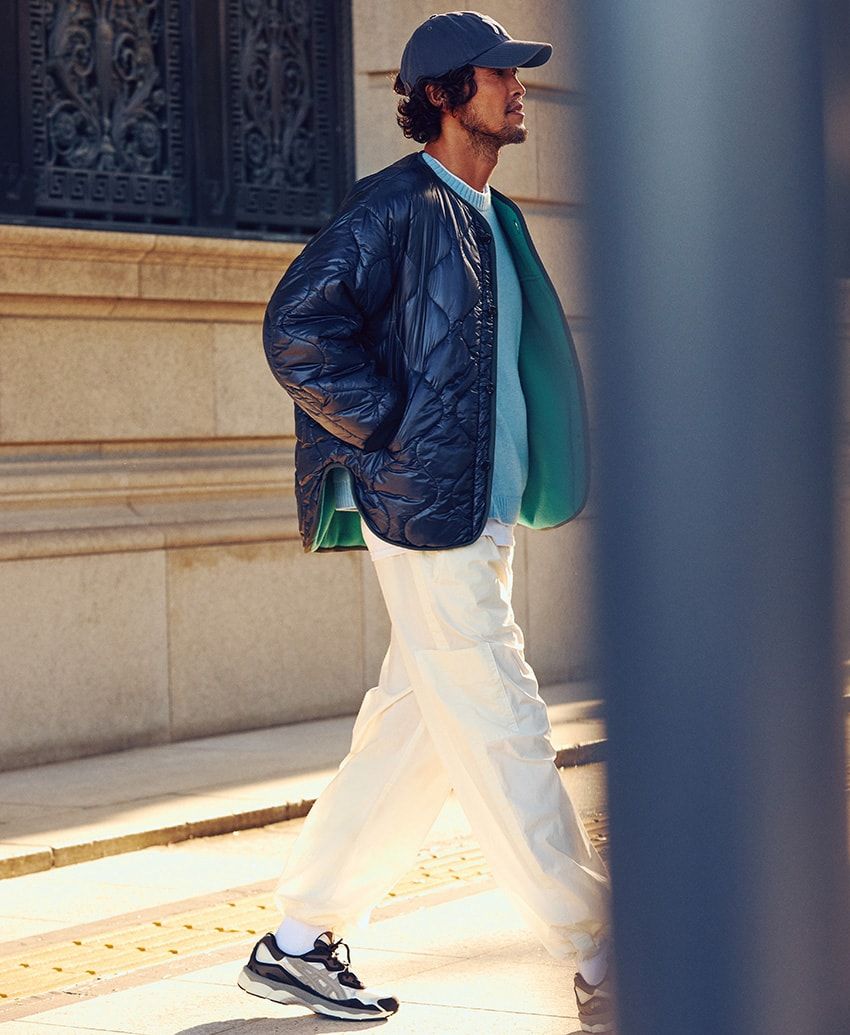 今季のトレンドカラー「白」の攻略はネイビーで。キザな印象を払拭するミリタリー由来の4着 - 3枚目の画像