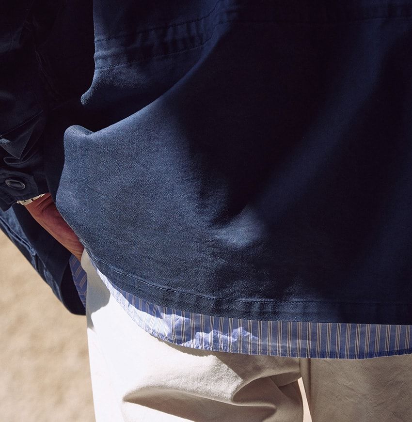 今季のトレンドカラー「白」の攻略はネイビーで。キザな印象を払拭するミリタリー由来の4着 - 5枚目の画像