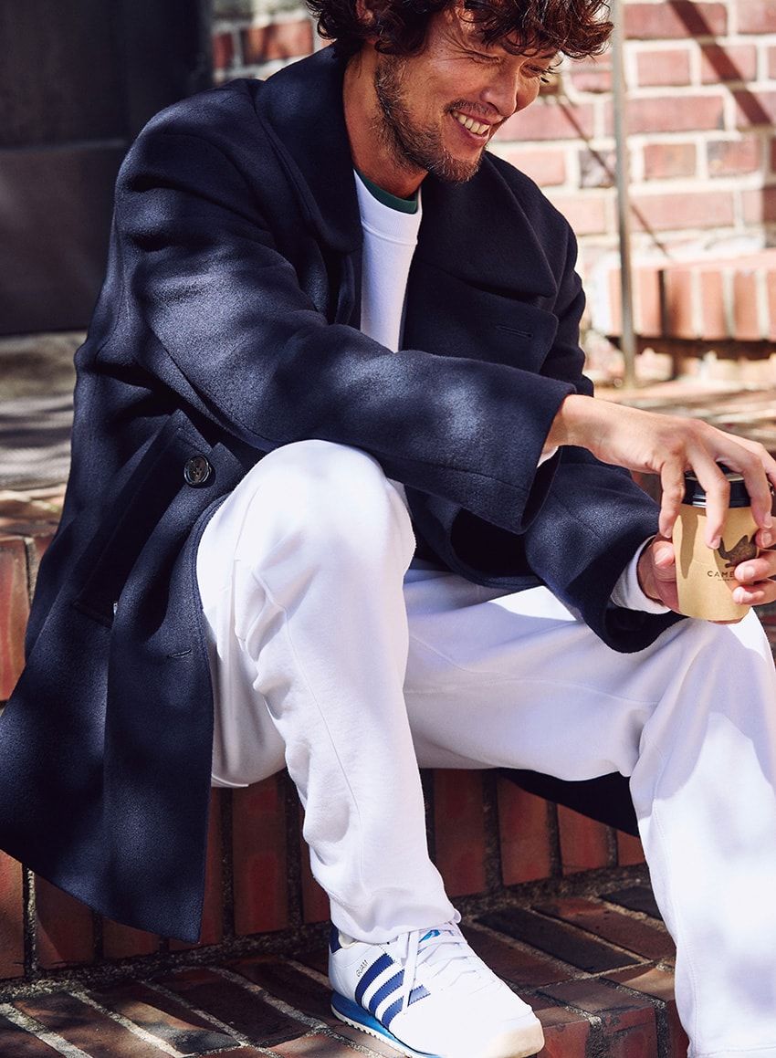 今季のトレンドカラー「白」の攻略はネイビーで。キザな印象を払拭するミリタリー由来の4着 - 6枚目の画像