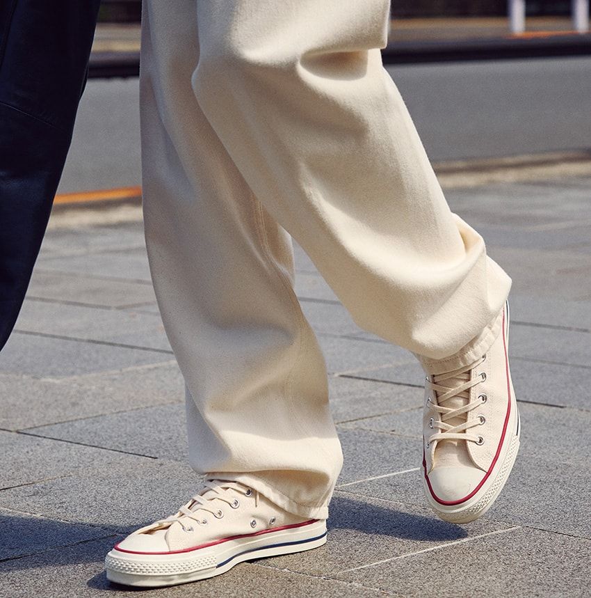 今季のトレンドカラー「白」の攻略はネイビーで。キザな印象を払拭するミリタリー由来の4着 - 8枚目の画像