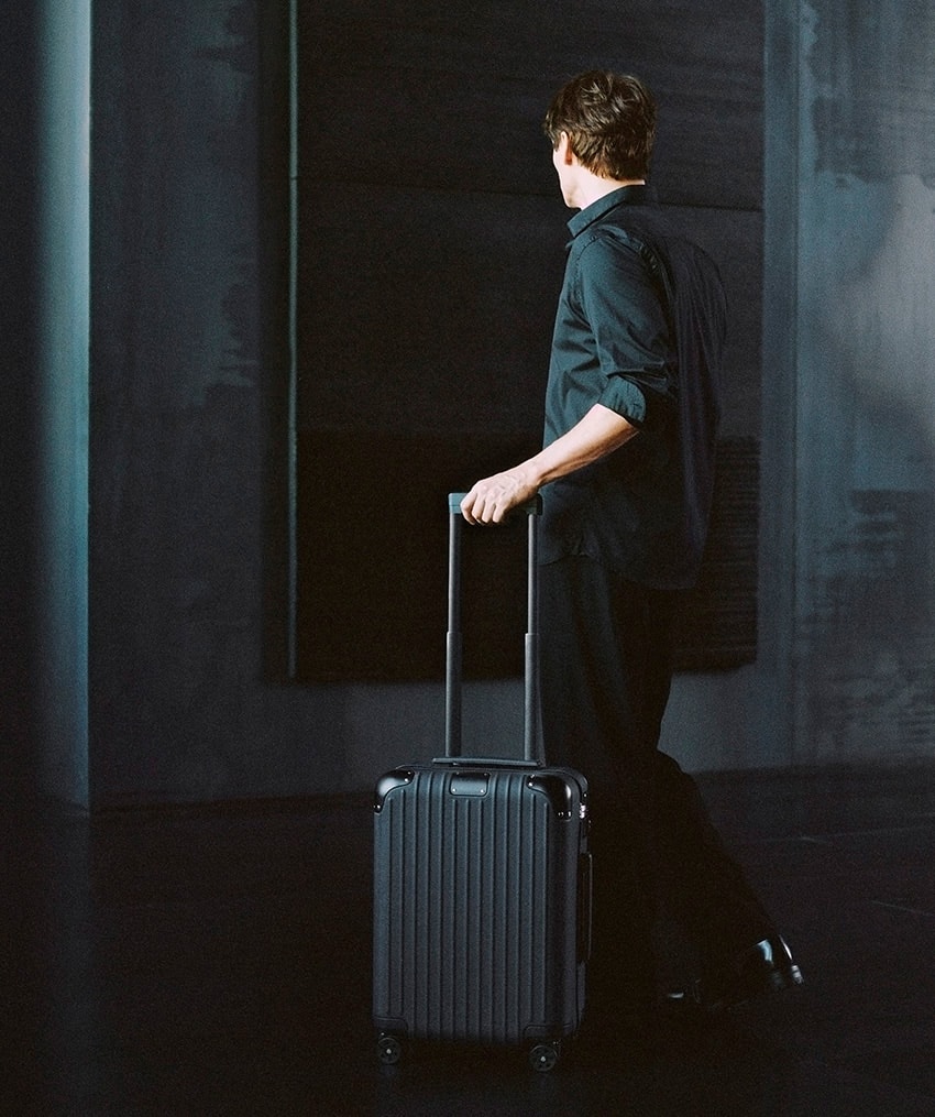 アルミじゃなくてレザーの「リモワ」。意外な素材選びの裏にあった