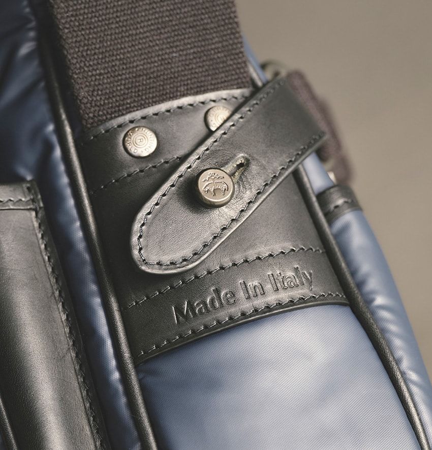 「ブルックス ブラザーズ」のブレザーから着想した「ハンティング・ワールド」ネイビーのバチュー - 12枚目の画像