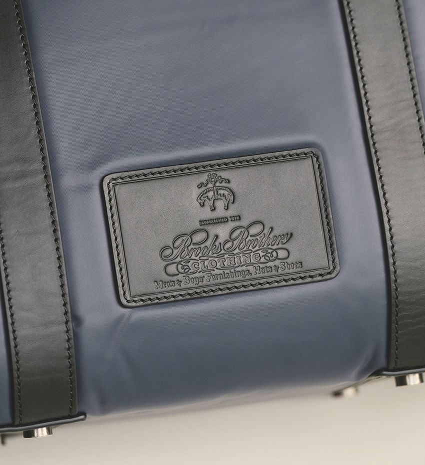 「ブルックス ブラザーズ」のブレザーから着想した「ハンティング・ワールド」ネイビーのバチュー - 2枚目の画像