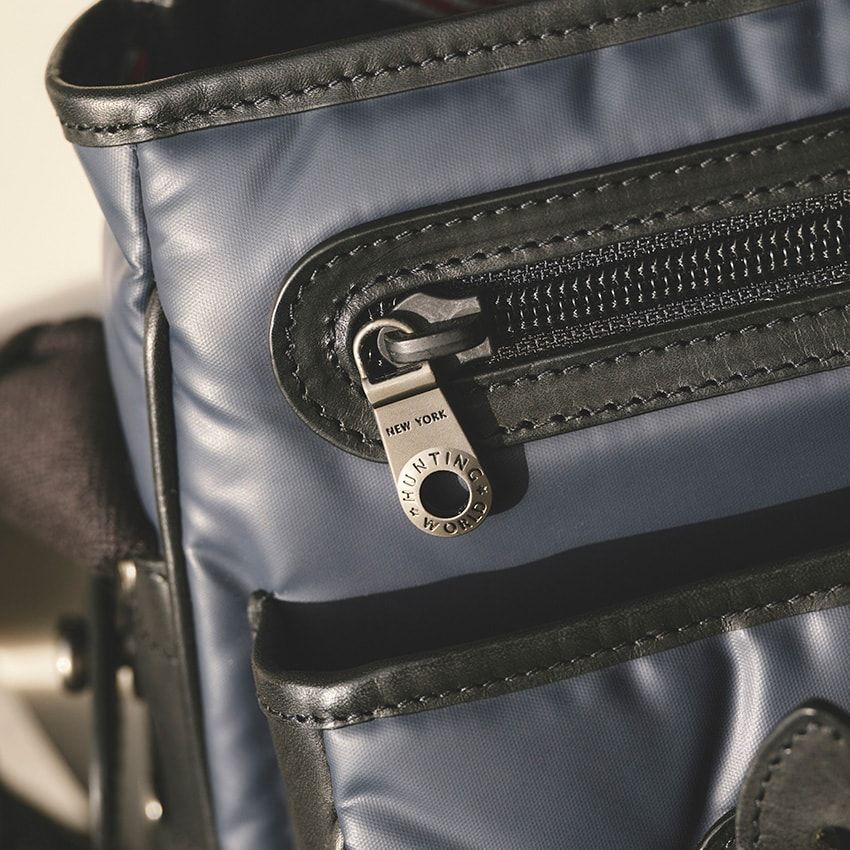 「ブルックス ブラザーズ」のブレザーから着想した「ハンティング・ワールド」ネイビーのバチュー - 16枚目の画像