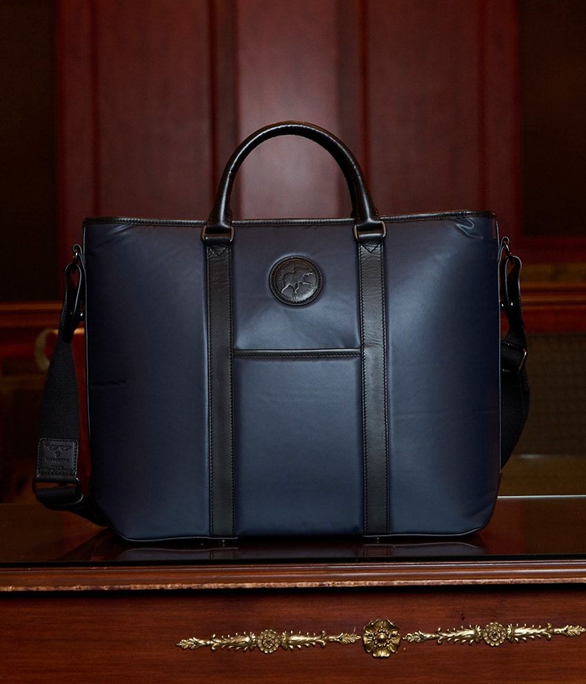 「ブルックス ブラザーズ」のブレザーから着想した「ハンティング・ワールド」ネイビーのバチュー - 17枚目の画像